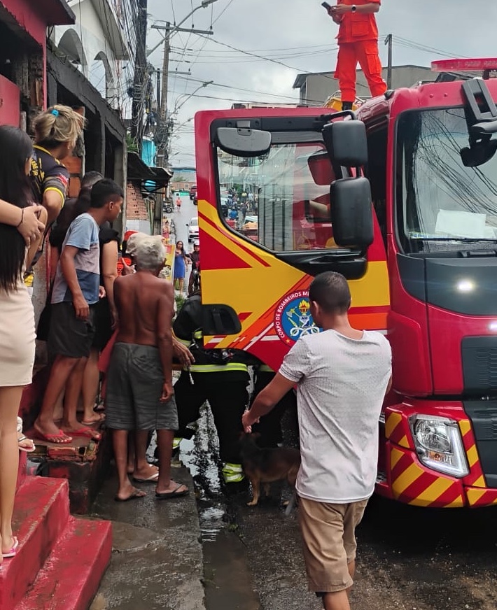 Laje desaba e deixa mulher e criança feridas na Compensa