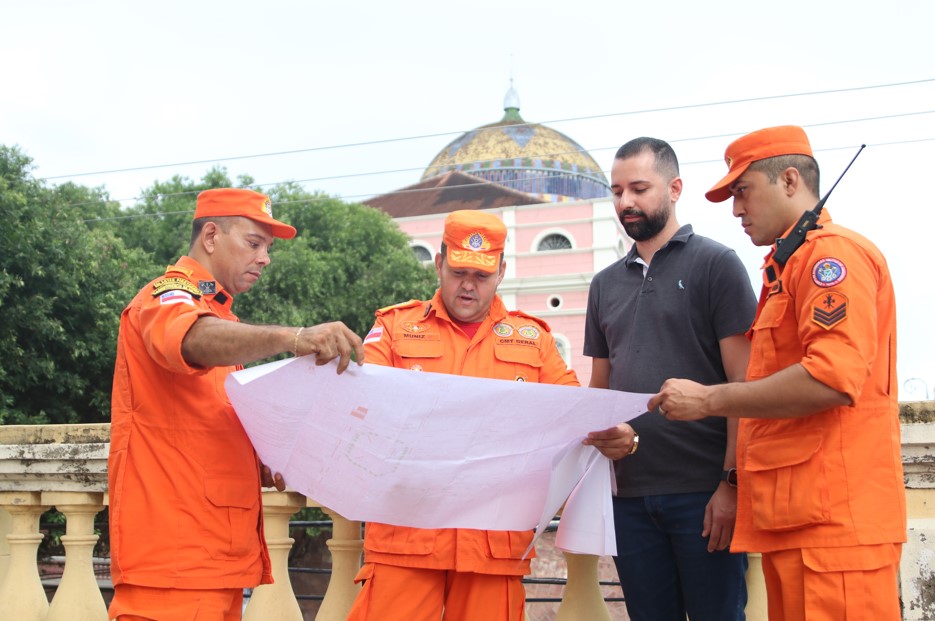 Bombeiros vistoriam fogos de artifício para show pirotécnico no Réveillon do Largo