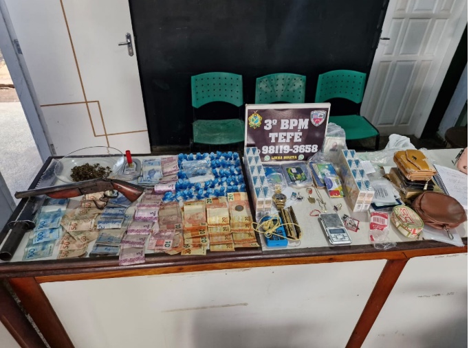 Três homens e dois adolescentes são flagrados com arma e drogas no Amazonas