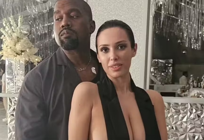 Kanye West posta foto da esposa Bianca Censori seminua com biquíni 'fio' e apaga