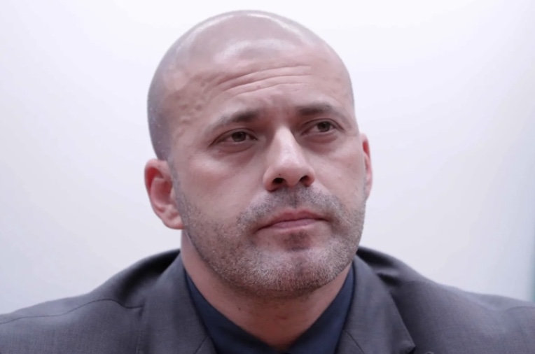 Moraes dá 48h para defesa de Daniel Silveira entregar pistola .380 à Justiça