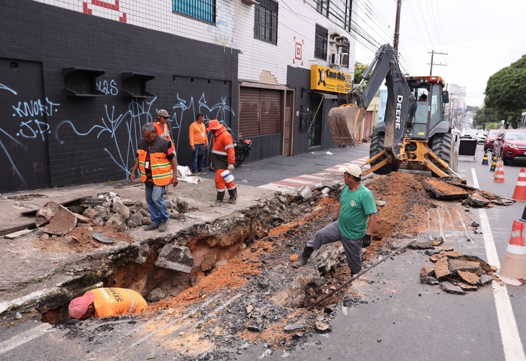 Avenida Constantino Nery é liberada após obras emergenciais