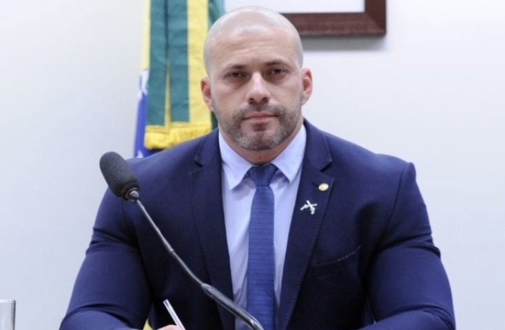 Advogado diz que Moraes põe vida de Daniel Silveira em risco ao apreender pistola