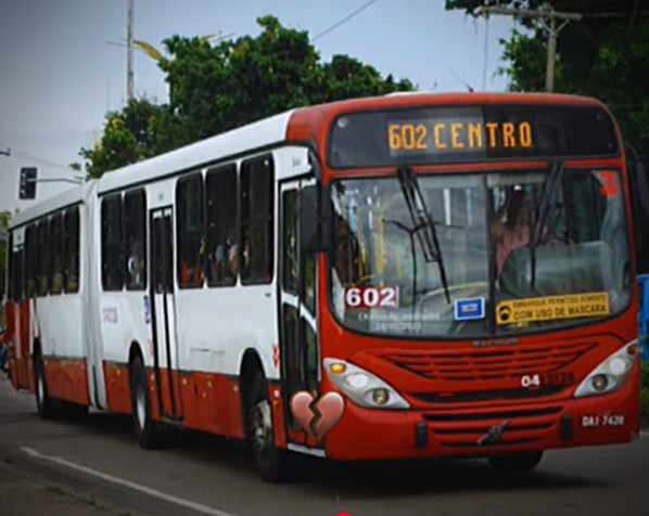 Assaltante rende cobradora com faca e pede desculpas enquanto assalta ônibus em Manaus