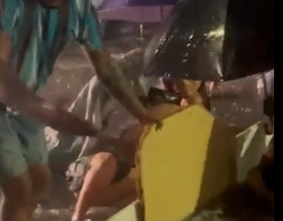 Moradores improvisam barreira em meio à enxurrada para proteger mulher atropelada no Alvorada