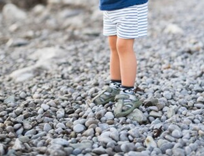 Mãe é presa após agredir bebê e filho de 8 anos em rua no Jorge Teixeira