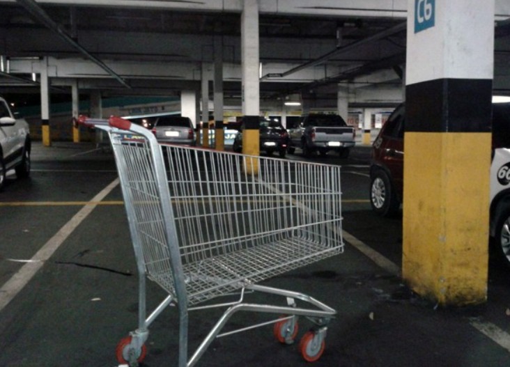 Homem é flagrado vendendo drogas no estacionamento de supermercado em Manaus 