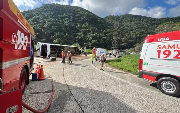 Acidente com ônibus que levava adolescentes para o Beto Carrero deixa mais de 20 feridos 