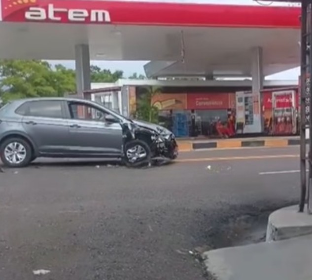 Motorista avança em cruzamento e atinge carro no Santo Antônio