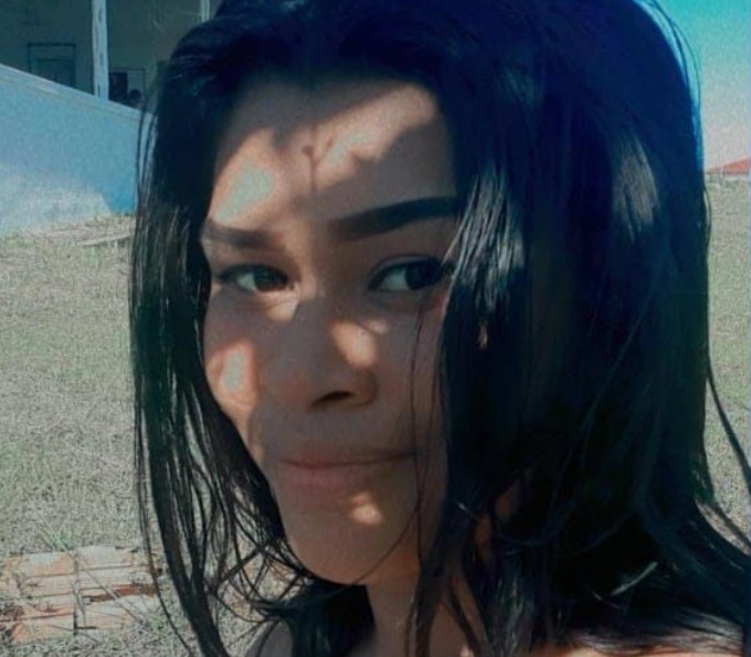 Jovem que caiu de moto ao tentar beijar namorado morre no hospital 