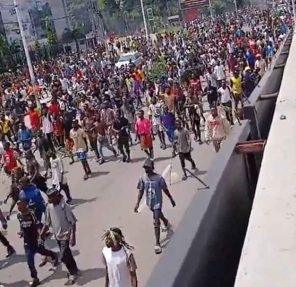 Grupo ataca embaixada e arranca bandeira do Brasil no Congo