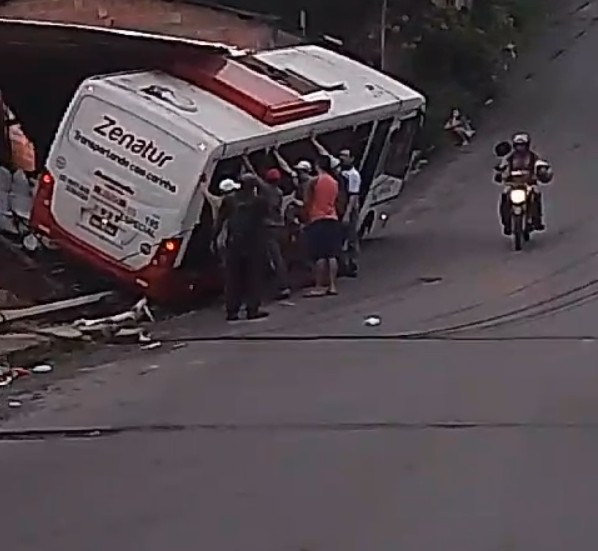 Rota com trabalhadores perde força em ladeira e atinge casa no Monte das Oliveira