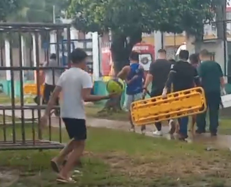 Crianças são atingidas por raio enquanto brincavam em campo de areia no Amazonas
