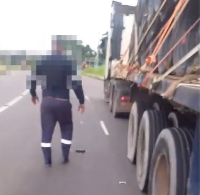 Vídeo: Caminhoneiro e motociclista batem boca e trocam empurrões na Avenida das Flores