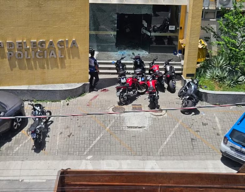 Policial abre fogo contra namorada e acaba morto em delegacia