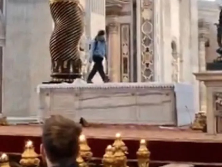 Homem quebra candelabros históricos e anda sobre altar da Basílica no Vaticano