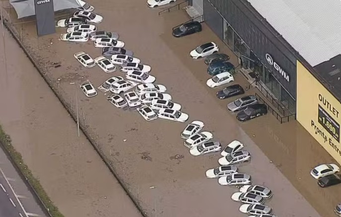 Carros de luxo ficam debaixo d'água após concessionária alagar durante temporal