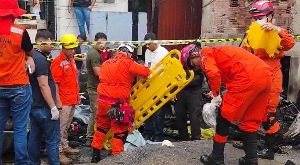 Após encontro dos corpos de mãe e filho, cães são achados carbonizados sob casa incendiada