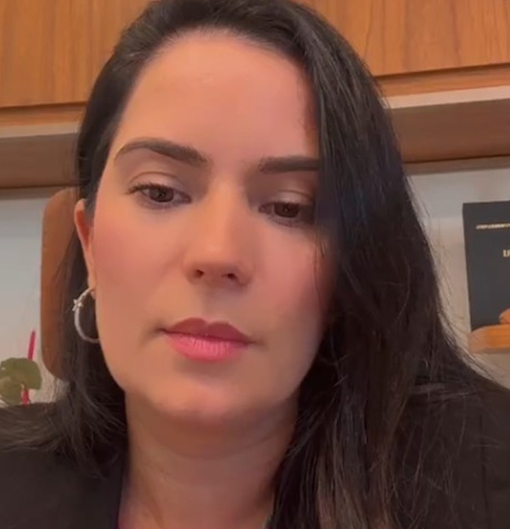 Juiz é punido por não conter promotor que comparou advogada à cadela durante júri em Manaus