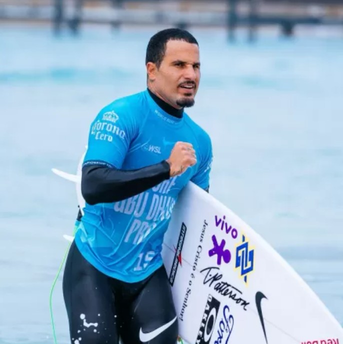 Italo Ferreira vence indonésio no WSL de Abu Dhabi e vira número 1 do mundo