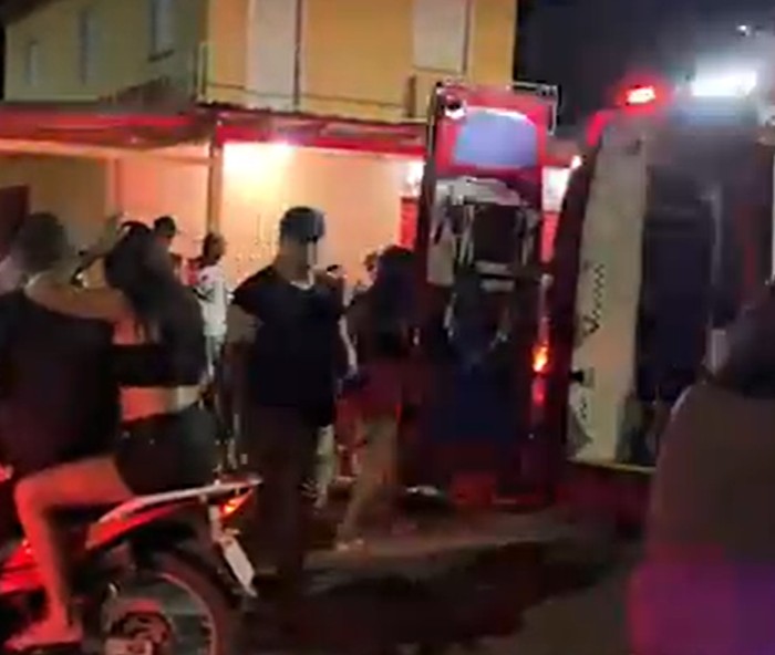 Mulher é levada inconsciente para hospital após sofrer acidente de moto em Itacoatiara