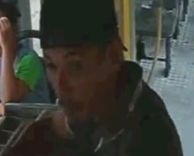 Polícia procura suspeito de assaltar 7 ônibus e rotas em Manaus; denuncie