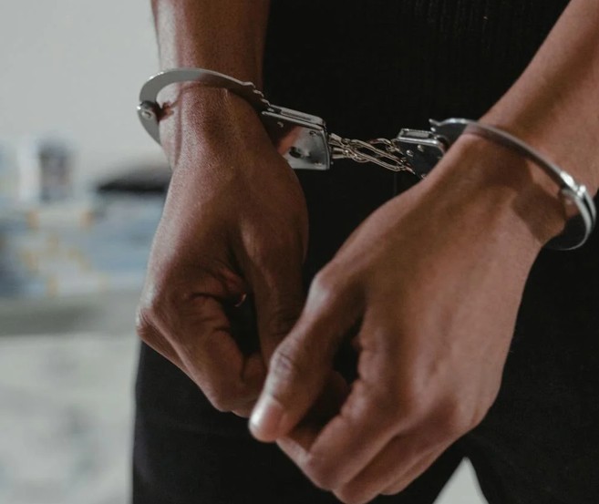 Foragido por tráfico é preso após sair correndo ao ver viatura da PM no Tarumã