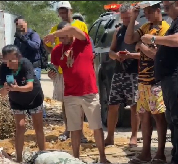 Frieza: Moradores chocam ao fazerem selfies e brincadeiras com cabeça de homem esquartejado