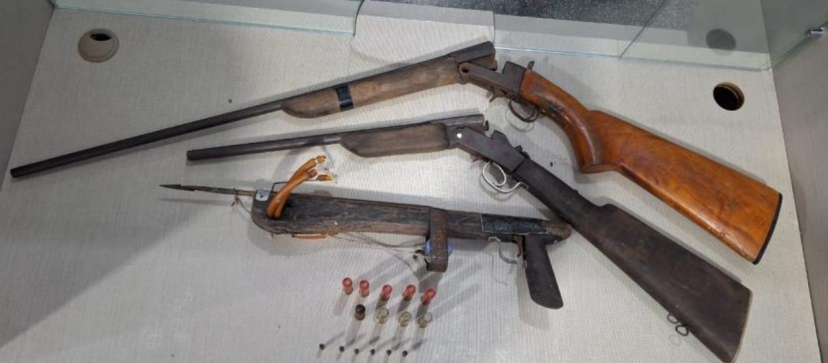 Embriagado, homem ameaça ex com arma e xinga policiais ao resistir à prisão no Amazonas