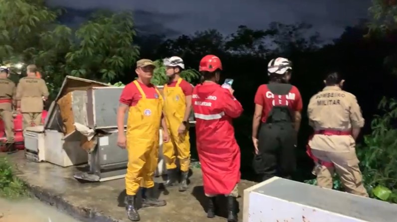 Homem cai em igarapé e desaparece após ponte desabar em Manaus