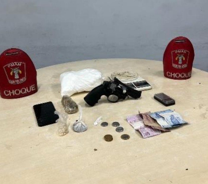 Traficante tenta fugir ao ver PM, mas acaba preso com arma falsa no Zumbi