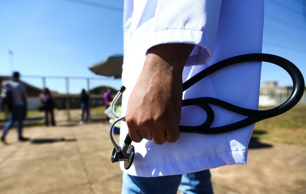 Juiz manda plano de saúde indenizar paciente após só autorizar cirurgia por decisão judicial no Amazonas 