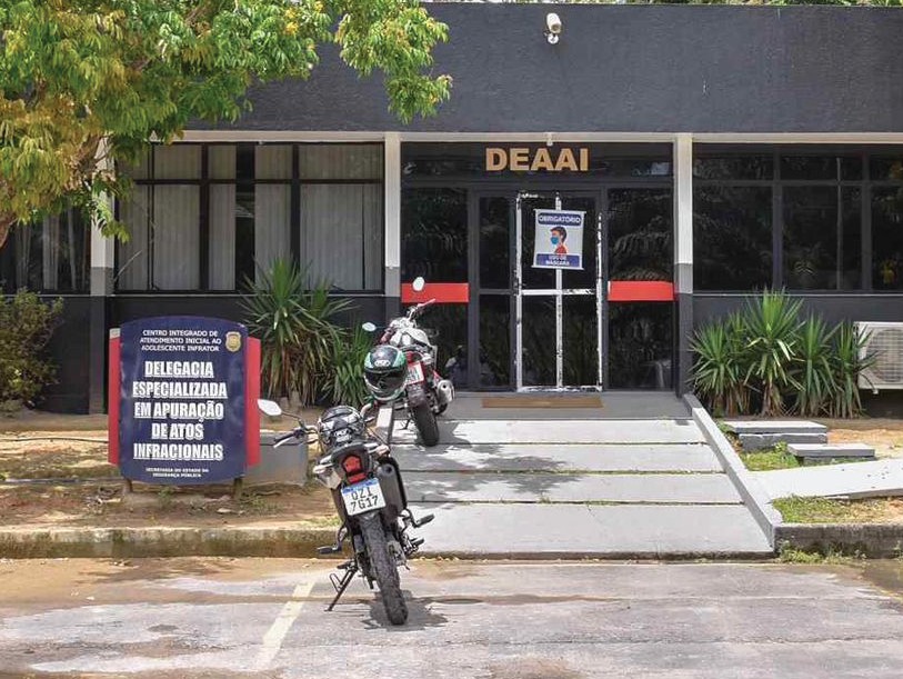 Garoto de 14 anos é baleado enquanto participava de assalto com refém em Manaus