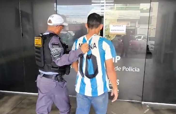 Homem é preso ao ser flagrado em moto com placa adulterada com fita em Manaus