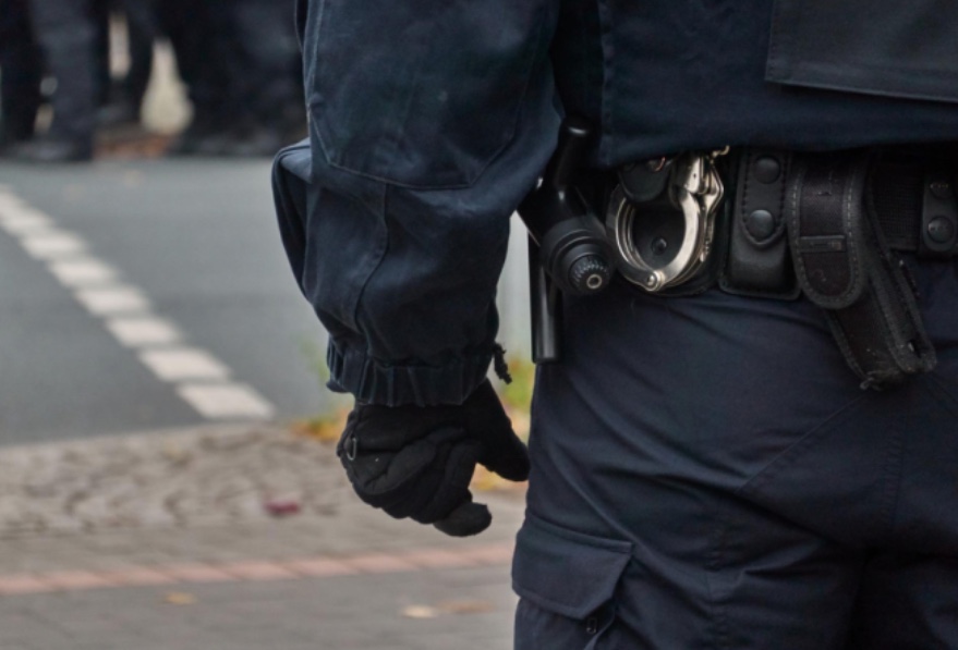 Juiz condena Estado a indenizar jovem em R$ 20 mil por abuso policial durante busca sem mandado