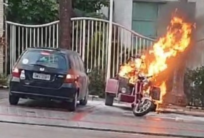 Motocicleta é consumida por fogo no estacionamento de prédio no Adrianópolis