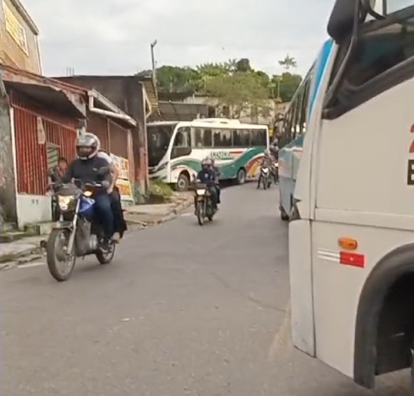 Ônibus desce ladeira desgovernado e invade casa no Nova Vitória