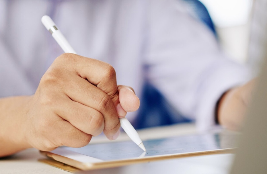 Justiça manda associação indenizar em R$ 5 mil após aceitar contestação de assinatura eletrônica em contrato