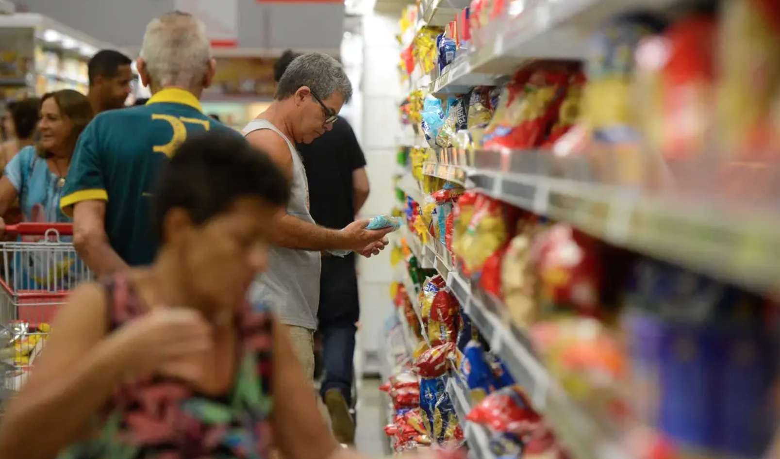 Preços de produtos essenciais tiveram alta de 18,9% em Manaus, revela estudo