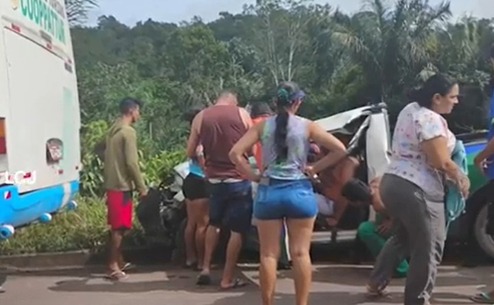 Motorista tenta ultrapassar ônibus, colide e fica preso às ferragens na AM-363