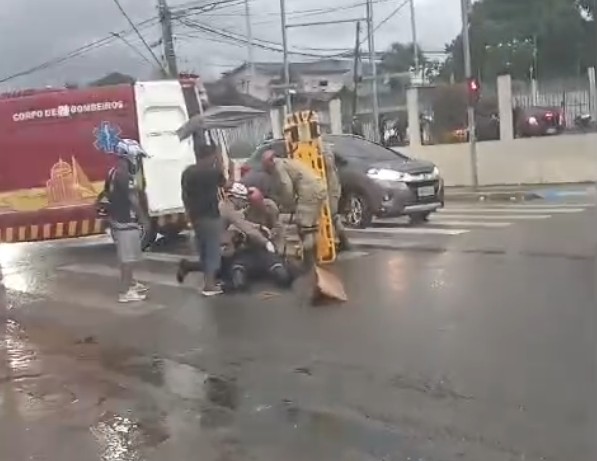 Motociclista fica ferido em colisão na frente de hospital no Dom Pedro