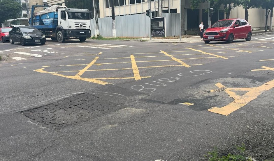 Águas de Manaus é multada em R$ 511,5 mil por falhas na recomposição asfáltica