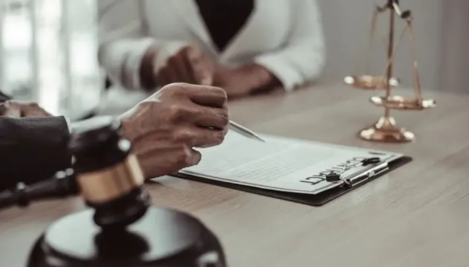 Justiça do Amazonas reconhece falha da Bemol por cobrança indevida, mas nega danos morais 