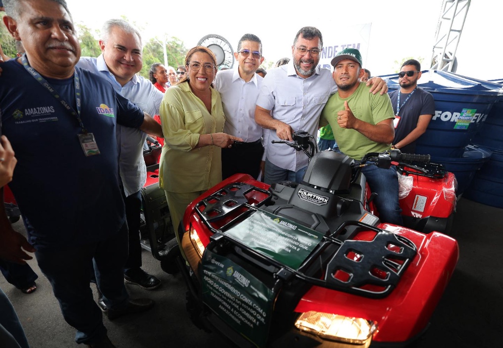 Wilson paga R$ 1,7 milhão a pescadores e lança editais para produção agrícola no Amazonas