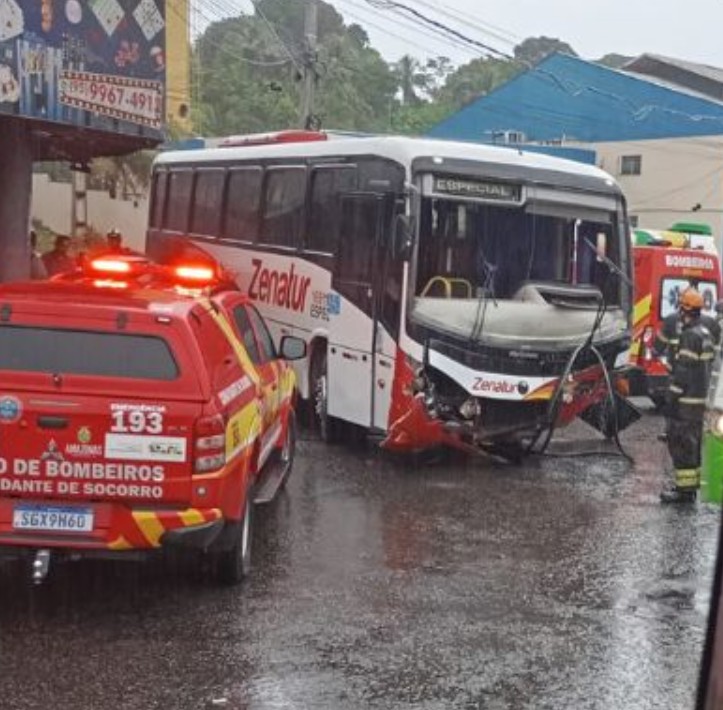 Motorista fica preso às ferragens durante acidente com 3 veículos no Santa Inês