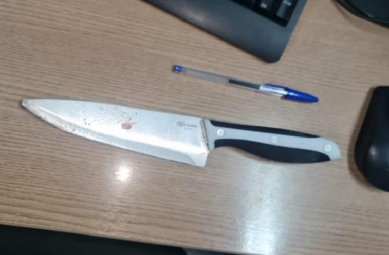 Homem ataca mulher a facadas dentro de barco em Parintins