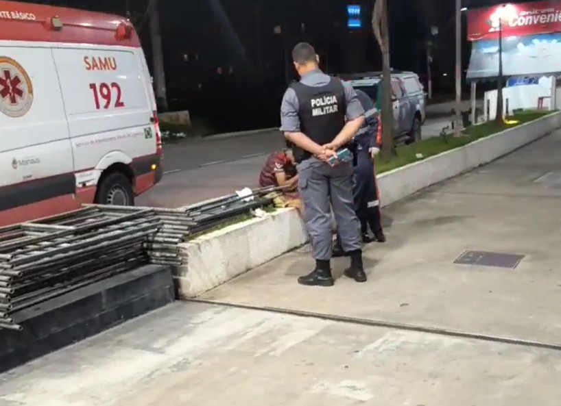 Homem surge aos gritos na Av. Torquato Tapajós após ser baleado nas duas mãos