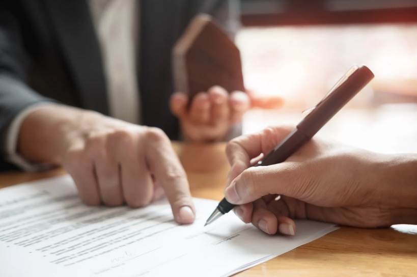 Justiça mantém obrigação de CEF indenizar em R$ 8 mil por venda casada de seguro no Amazonas