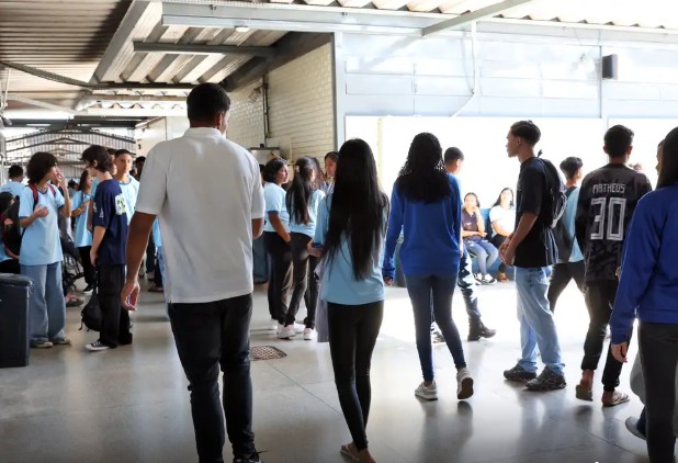 Estudantes nascidos em novembro e dezembro recebem 1ª parcela do Pé-de-Meia