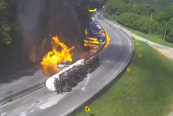 Carreta explode e incendeia 27 veículos em estrada de Santa Catarina; há 5 feridos